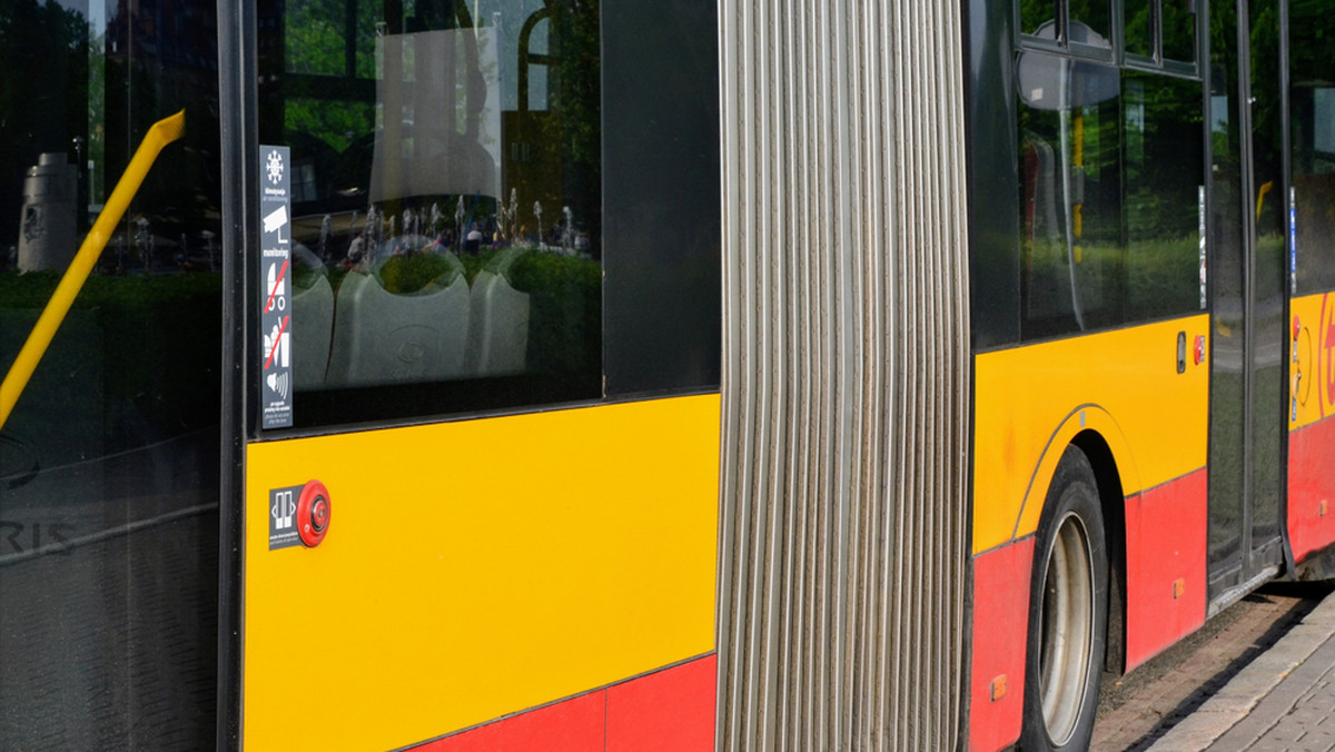 Wrocław. Drzwi przytrzasnęły pasażerkę. Autobus ciągnął ją po ulicy
