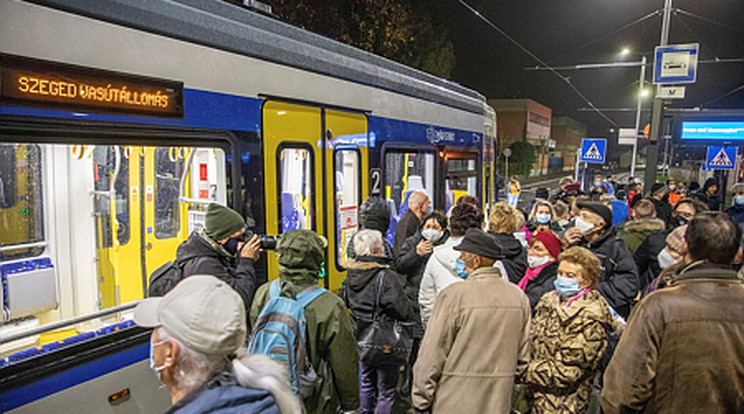 A tram-trainnel a két város központja 35 perc távolságra kerül egymástól, az utasok a lakásukhoz legközelebbi megállóban, villamosmegállóban felszállva eljuthatnak a másik város központjába /Fotó: MTI/Rosta Tibor