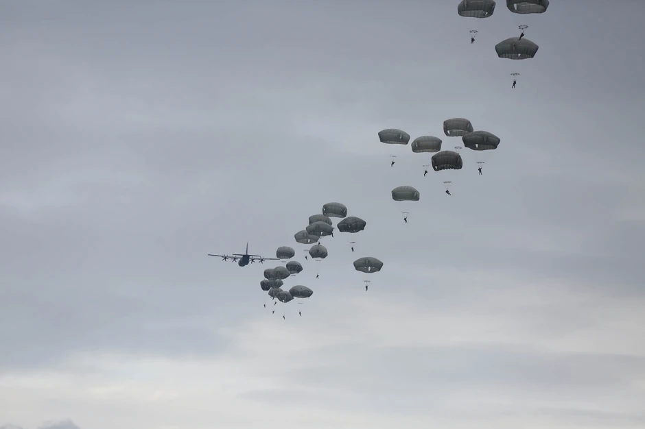 Prva grupa od 60 padobranaca iskače iz "Herkulesa"