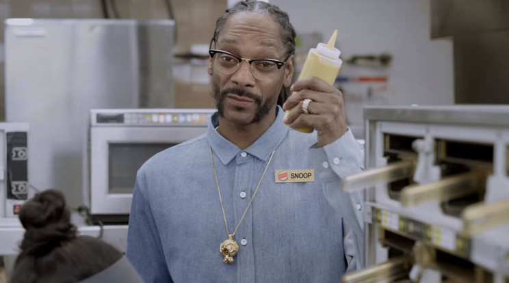 Snoop Dogg most a gengszterkedés helyett gyorséttermi dolgozókat tanít be /Fotó: YouTube