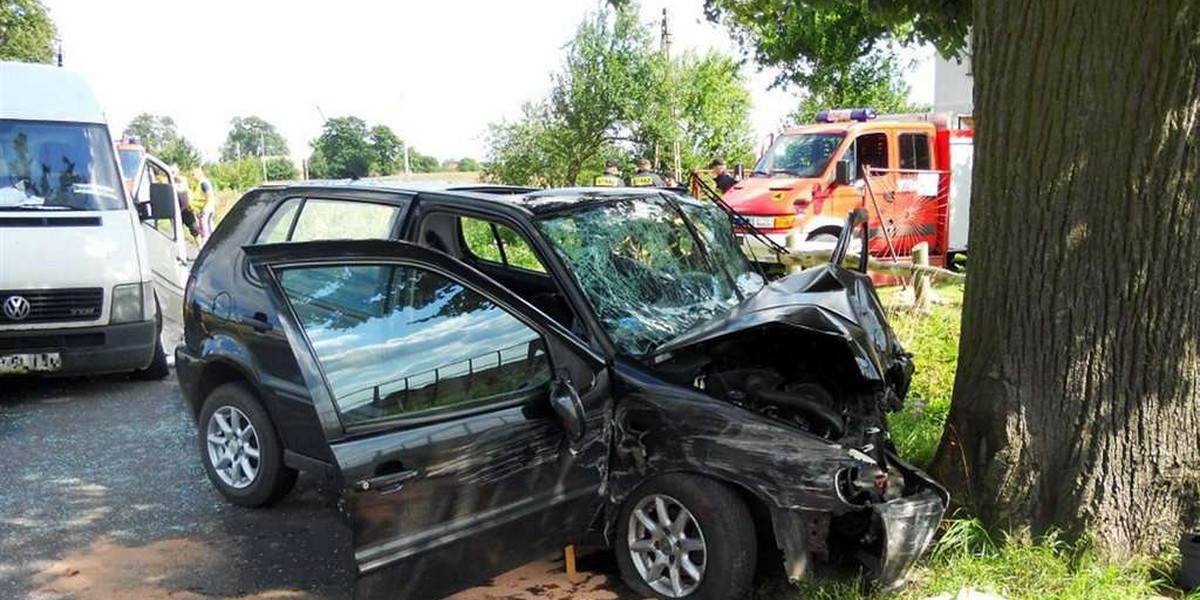 Tragedia na drodze. Auto roztrzaskało się na drzewie