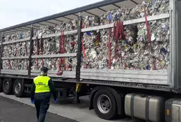 Tir z Niemiec miał przewozić plastiki i gumę. Nie dało się nie wyczuć, że w naczepie było coś innego