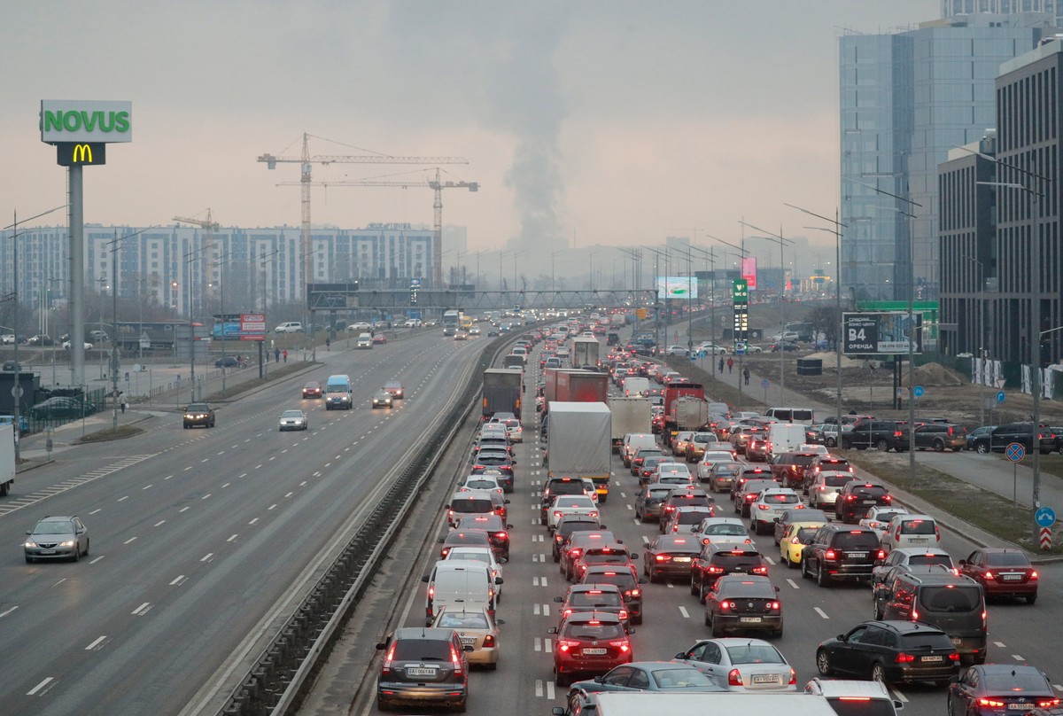 Kijów. Korki na drogach wyjazdowych