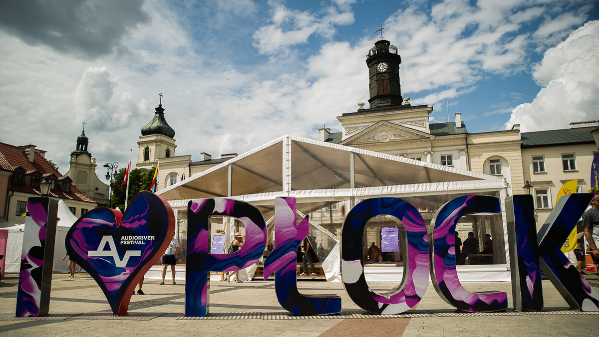 W związku z niepewną sytuacją związaną z pandemią koronawirusa, organizatorzy festiwalu Audioriver opublikowali oświadczenie w sprawie ewentualnego odwołania imprezy i zwrotów biletów. "Nie dopuszczamy myśli o tym, że nie spotkamy się w ostatni weekend lipca na plaży w Płocku (...) Jako właściciel festiwalu, mogę Was wszystkich zapewnić, że w przypadku tego negatywnego scenariusza będziemy dokonywać zwrotów za bilety (...) Będziemy także oferować możliwość zachowania biletu na kolejną edycję w 2021 roku" - pisze Piotr Orlicz-Rabiega. 