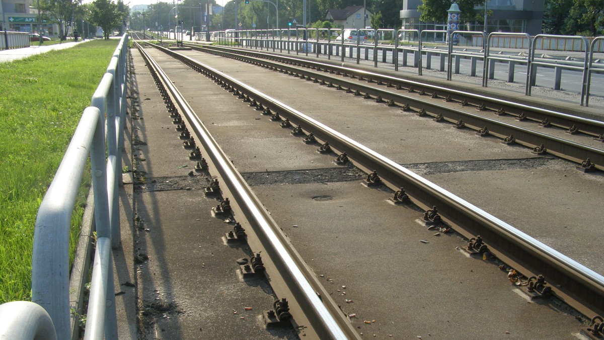 W wielu miejscach torowisko jest w fatalnym stanie, a samorządy nie mają pieniędzy na remont - podaje Radio Łódź.