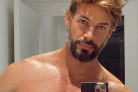 Sin NAJZGODNIJEG GLUMCA izgleda IDENTIČNO kao on i žene ne znaju da li bi pre TATU ILI SINA: Mama mu je jedna od NAJLEPŠIH ŽENA sveta i nije čudno što sa 18 ODUZIMA DAH