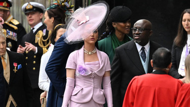 Goście na koronacji Karola III postawili na kolorowe stroje. Nie tylko Katy Perry przyciąga uwagę