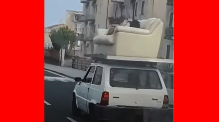 Kényelmesen elterülve utazott egy Fiat Panda tetején lévő kanapén egy férfi Szicíliában