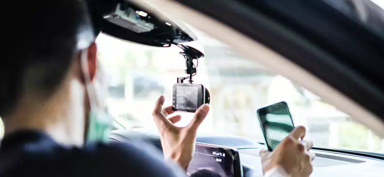 Montujesz nawigację samochodową lub kamerę na szybie? Podczas wakacji możesz dostać mandat