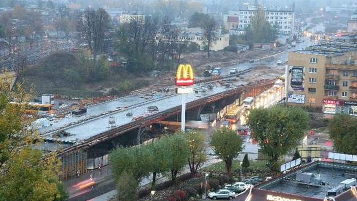 Wykonawca węzła "Żytnia" w centrum Kielc wystąpił o przedłużenie zakończenia budowy do 31 maja 2013 roku, czyli o blisko pół roku. Deklaruje jednak, że pod koniec roku wszystkie ulice przebudowywane w ramach inwestycji i nowa estakada mogą być przejezdne. Jeśli pogoda będzie sprzyjała pracom.