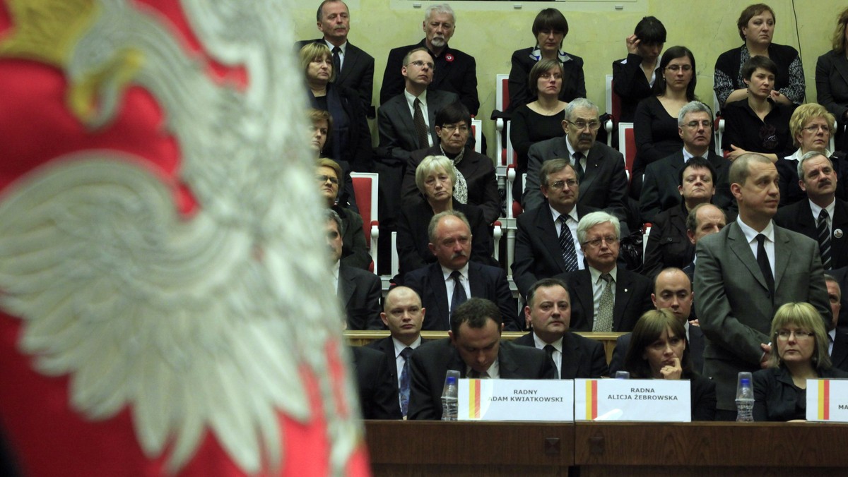 Radni klubu PiS w Radzie Warszawy złożyli w czwartek projekt uchwały w sprawie niewyrażenia zgody na zbycie akcji SPEC. W ub. tygodniu ratusz poinformował radnych, że spółka ta jest w doskonałej sytuacji finansowej, a wartość jej aktywów to blisko 1,5 mld zł.