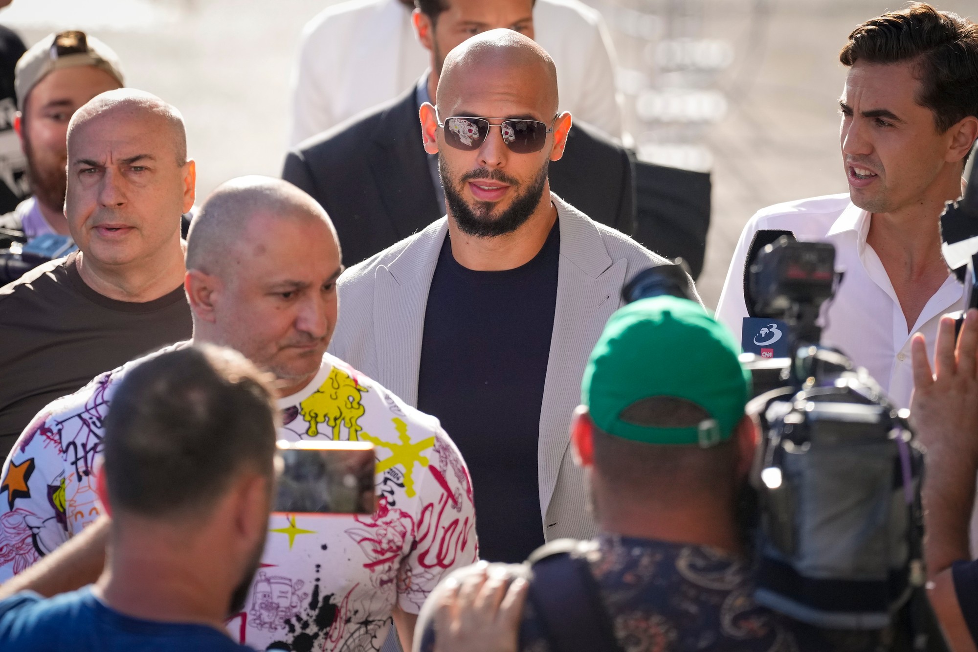 Andrew Tate je bývalý profesionálny kickboxer, ktorého na sociálnej sieti X sleduje takmer sedem miliónov ľudí.