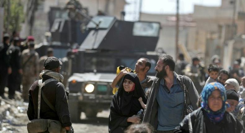 Iraqis leave the Zanjili neighbourhood of west Mosul on June 3, 2017 during the ongoing offensive by security forces to retake the city from Islamic State group fighters