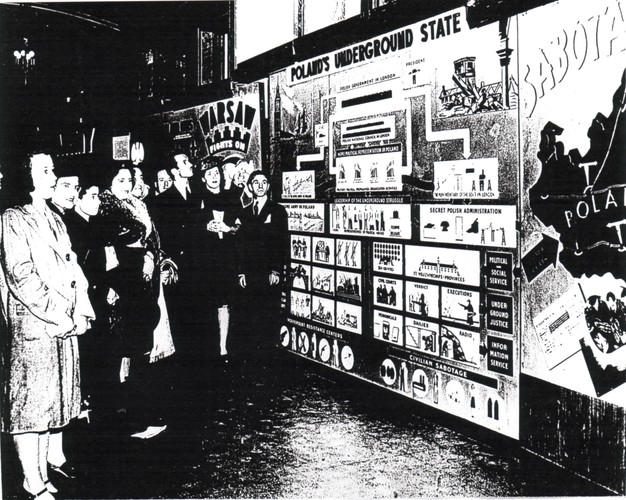 Jan Karski (w otoczeniu kobiet) oprowadza zwiedzających podczas uroczystego otwarcia wystawy Poland's Underground State 20 października 1944 r. w Baltimore (Instytut Polski i Muzeum im. gen. Sikorskiego, Londyn)