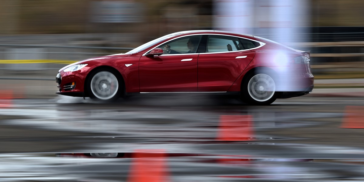 Tesla Model S - takim autem jechał kierowca biorący udział w wypadku