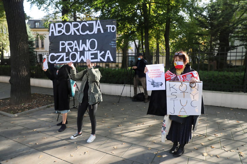Trybunał Konstytucyjny zajmuje się sprawą aborcji. Kobiety protestują przed gmachem budynku