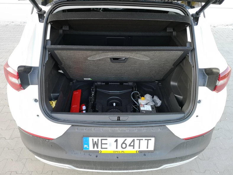 Opel Grandland X Ultimate - subwoofer zestawu Denon znajduje się pod podłogą bagażnika