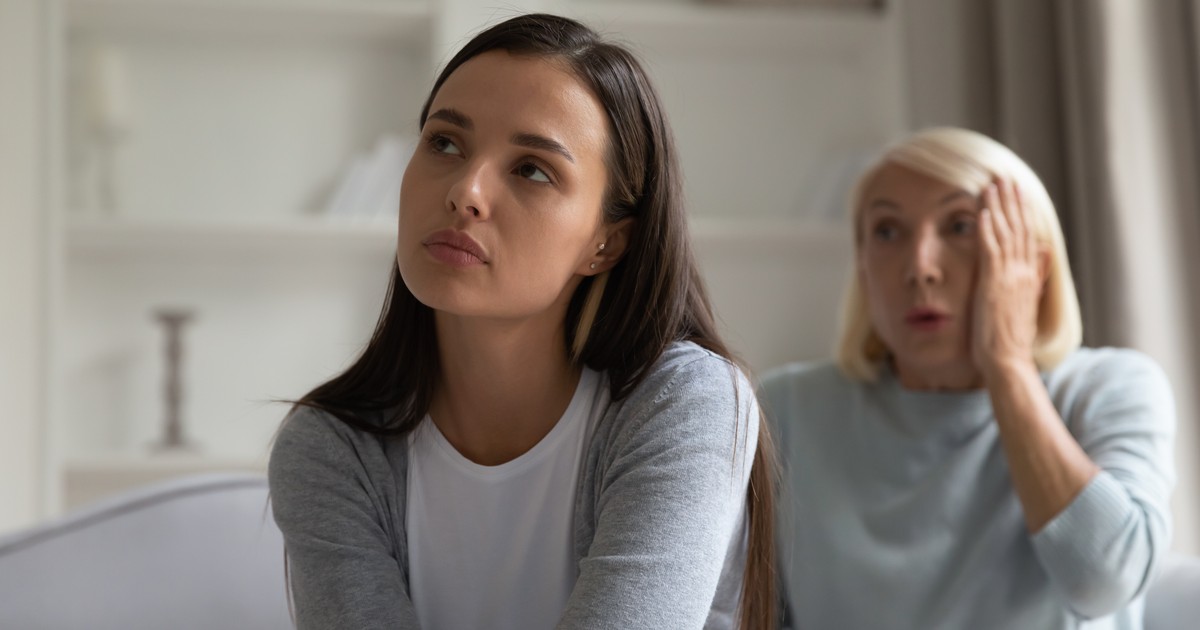 „Co wspólnego ma moja matka z tym, że nie dogaduję się z szefem?!”. Klucz do zrozumienia relacji