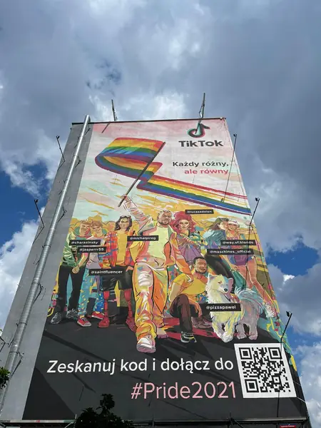 Mural TikToka &quot;Każdy różny, ale równy&quot;