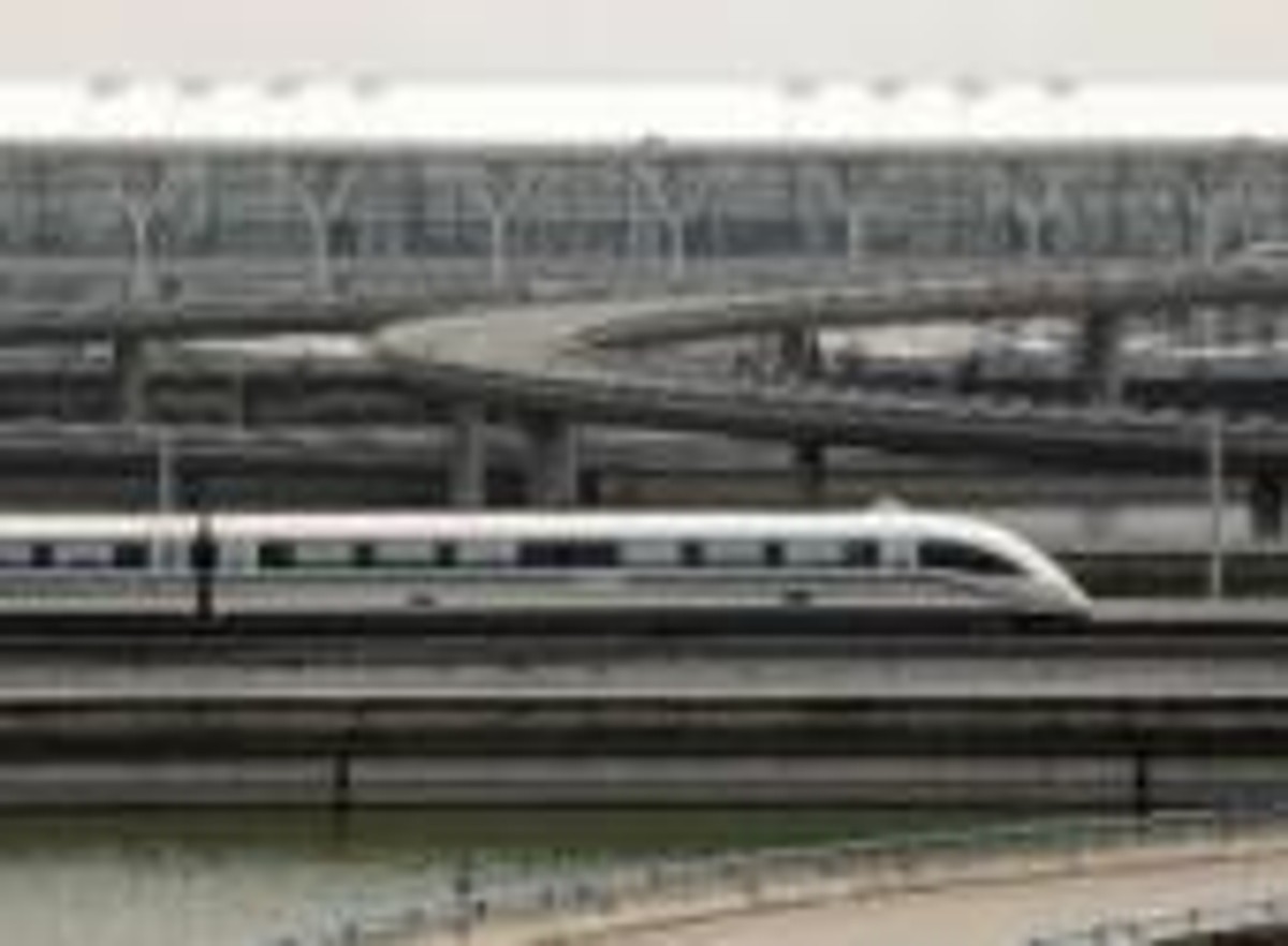 Kolej magnetyczna (Maglev) łączy port lotniczy w Szanghaju z największą metropolią Chin. Fot. Bloomberg