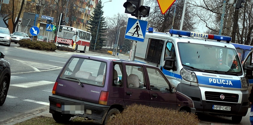 Zasnął na środku ulicy. Przechodnie zareagowali