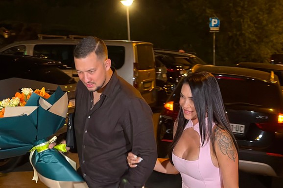 (VIDEO) OGROMAN IZREZ KOD GRUDI, A DOLE UBITAČAN MINIĆ! Sve oči uprte u suprugu Uroša Živkovića: "Našao sam ženu koja može da mi ODRŽAVA KUĆU"