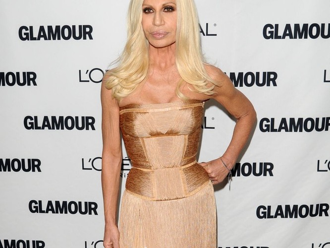 Na kobiecy gorset postawiła również Donatella Versace