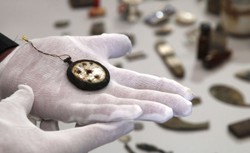 Niezwykłe znalezisko. Przedmioty ofiar Auschwitz odkopane przy krematorium [ZOBACZ ZDJĘCIA]