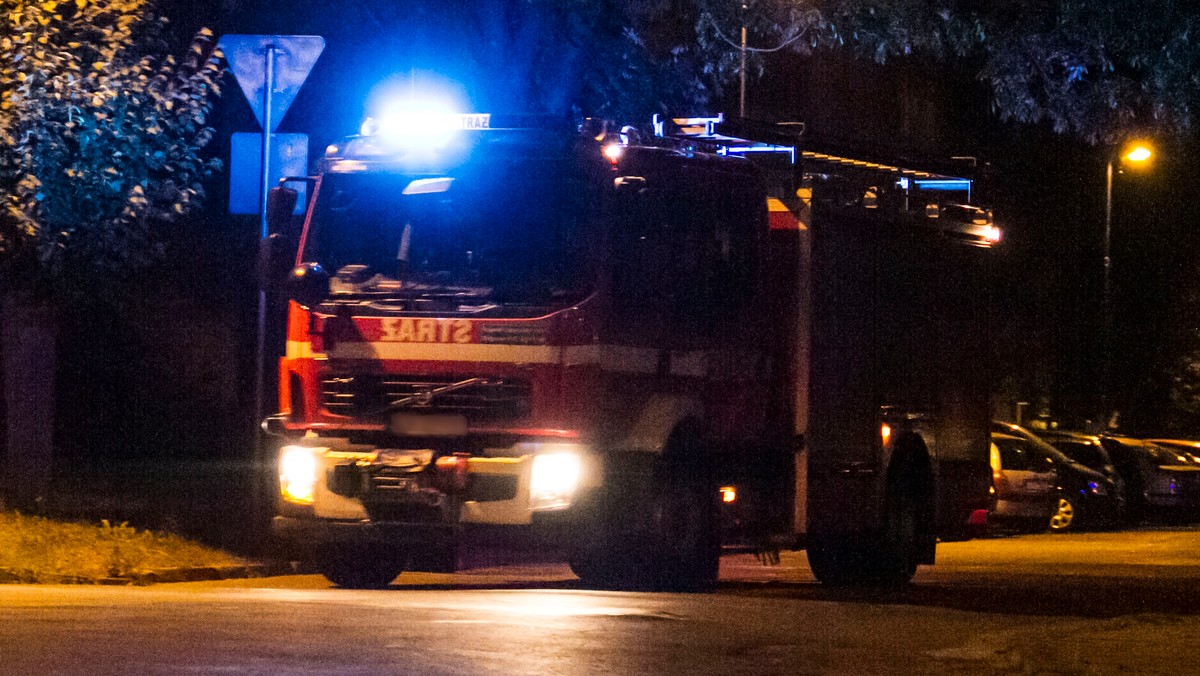 14 jednostek straży pożarnej wzięło udział w akcji gaszenia pożaru w hucie ArcelorMittal Poland w Dąbrowie Górniczej (dawna Huta Katowice). Pożar wybuchł w tunelach kablowych pod walcownią.