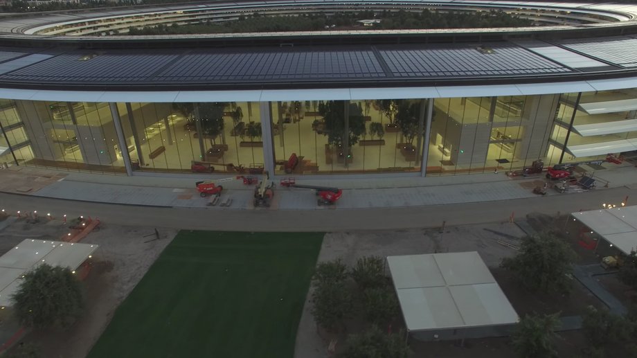 Widać to np. w lobby. Wygląda podobnie do wielu sklepów Apple Store