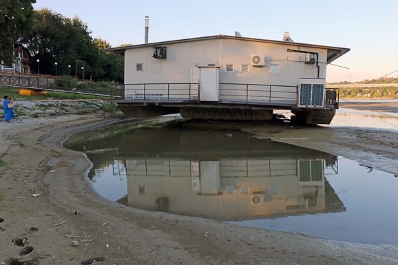 SPLAVOVI, BRODOVI I ČAMCI NA SUVOM, DUNAV NAM NESTAJE PRED OČIMA Tužne slike iz Novog Sada (FOTO, VIDEO)