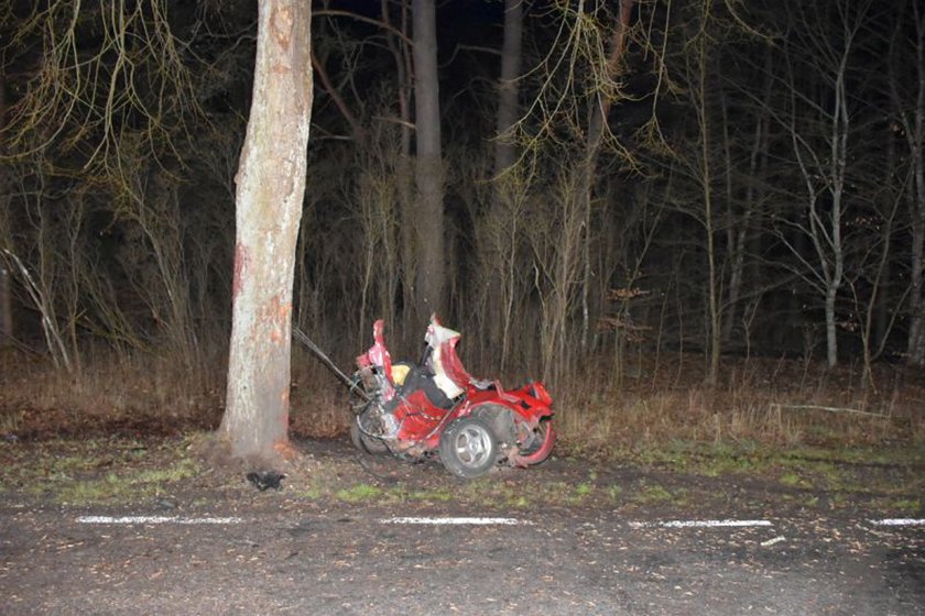 Horror pod Wieleniem. Samochód rozpadł się na pół. Przód wyrzuciło 21 metrów dalej