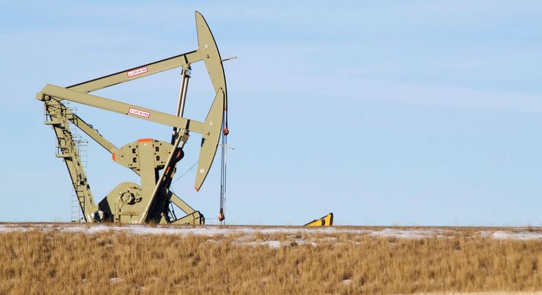 FILE PHOTO: An oil pumpjack operates near Williston, North Dakota January 23, 2015.  REUTERS/Andrew Cullen/File Photo