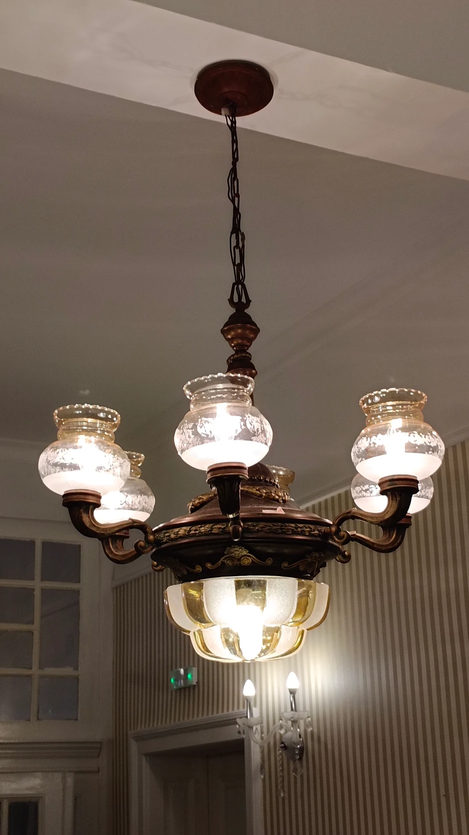 Jedan od originalnih lustera u "Prinčevoj vili"