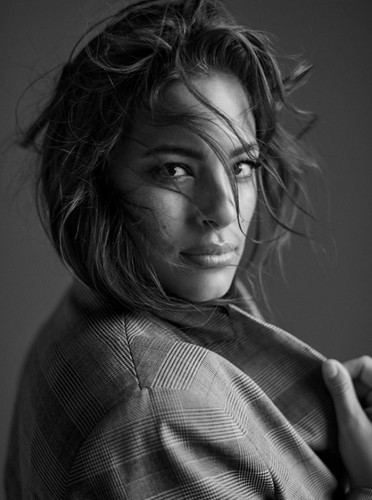 Ashley Graham w kampanii kolekcji Violeta by Mango