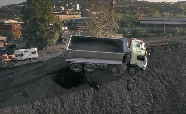 Czterolatka poprowadziła 18-tonową ciężarówkę Volvo! Było dachowanie. Mamy WIDEO