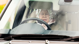 Jogosítvány nélkül vezet II. Erzsébet, de van még más is, amitől leesik az álla!