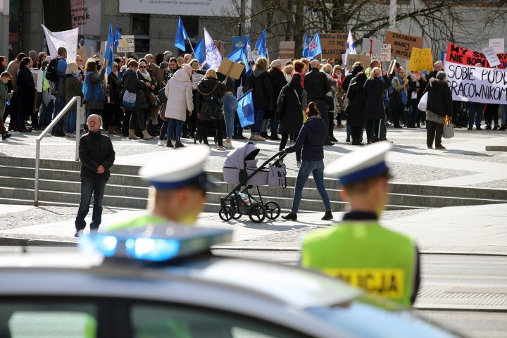 Kolejny protest urzędników w Olsztynie: ‘’Chcemy, aby prezydent nas zauważył’’ [ZDJĘCIA]