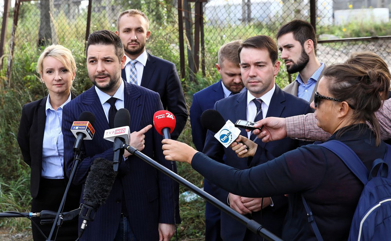 Na wtorkowej konferencji prasowej poseł PO, b. minister sprawiedliwości Borys Budka powiedział, że ten "bardzo trudny przykład śmierci dwóch niewinnych osób obrazuje to, co dzieje się w tej chwili z nadzorem nad służbą więzienną".