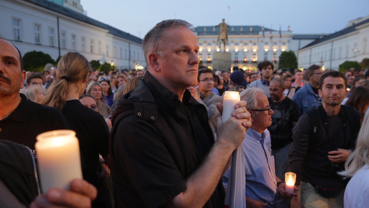 protestujący przed Pałacem Prezydenckim