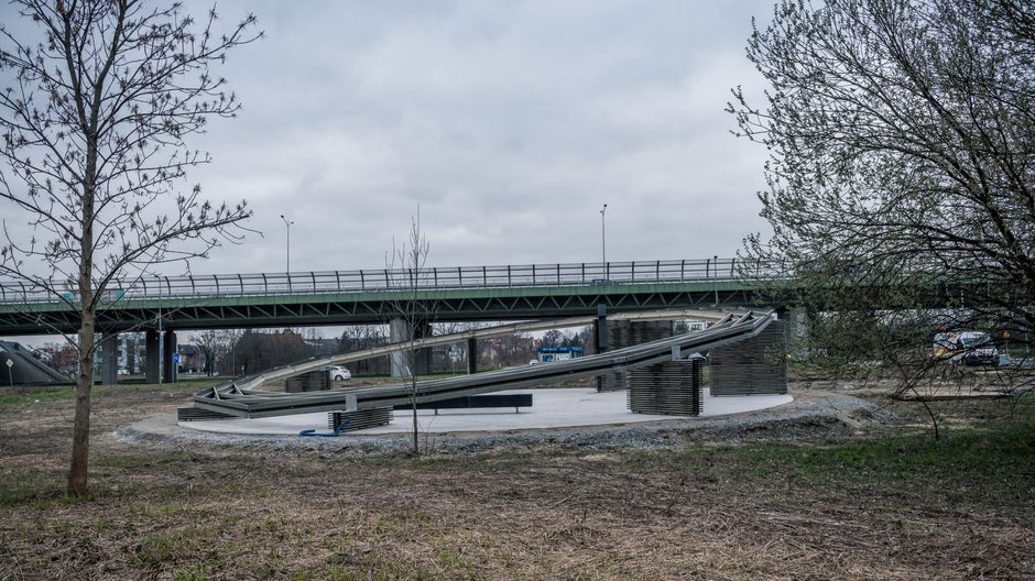 Jest bardzo nietypowa. Kaplica we Wrocławiu wykonana z barier energochłonnych