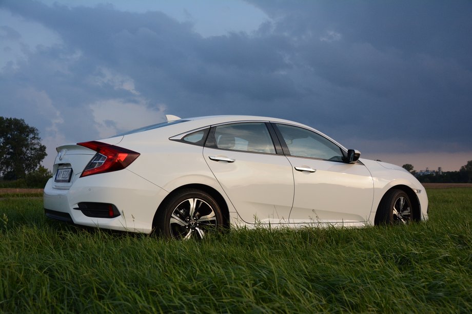 Honda Civic sedan 1.5 VTEC Turbo - w kompaktowej limuzynie też drzemią emocje