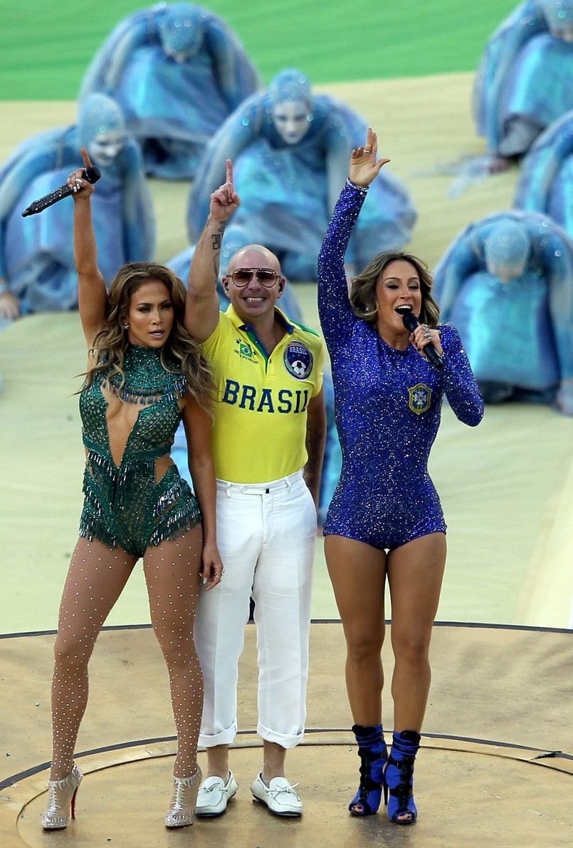 W programie artystycznym występiły gwiazdy estrady i muzyki, wśród nich m.in. Jennifer Lopez, brazylijska gwiazda pop Claudia Leitte, amerykański raper Pittbull oraz grająca na bębnach grupa "Olodum". W widowisku brało też udział blisko 600 uczniów szkół tańca i zespołów cyrkowych.