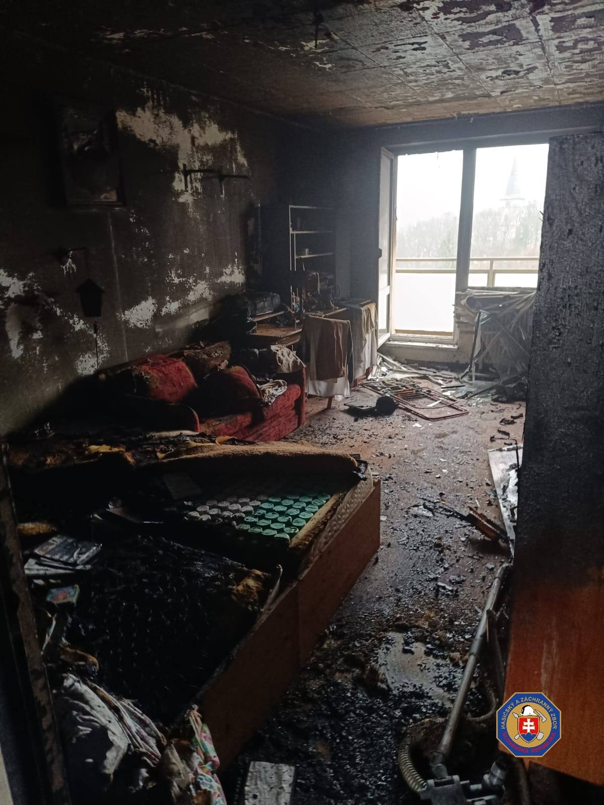 Pri požiari bytu v Banskej Bystrici sa zranila jedna osoba.