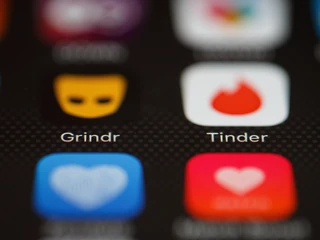 W 2018 r. po raz pierwszy odkryto, że Grindr udostępnia reklamodawcom i firmom analitycznym wrażliwe dane dotyczące zdrowia seksualnego, w tym informacji o zarażeniu HIV użytkowników