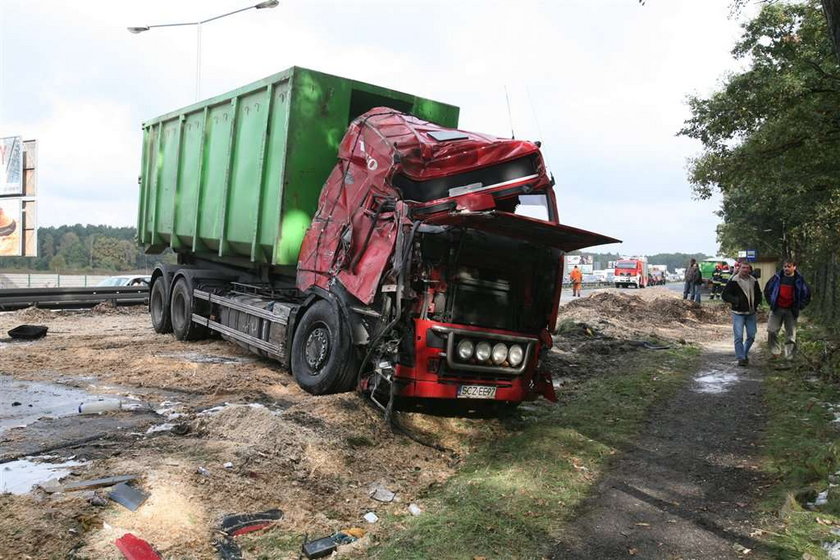 Ciężarówka wywróciła się na trasie katowickiej