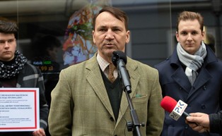 Fallon pyta o dodatkowe zarobki europosła Sikorskiego: Za co zarabiał 40 tys. euro miesięcznie?