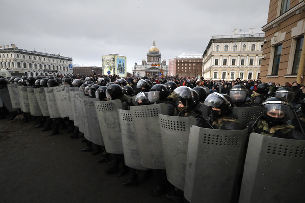 Rosyjska policja na ulicach Petersburga