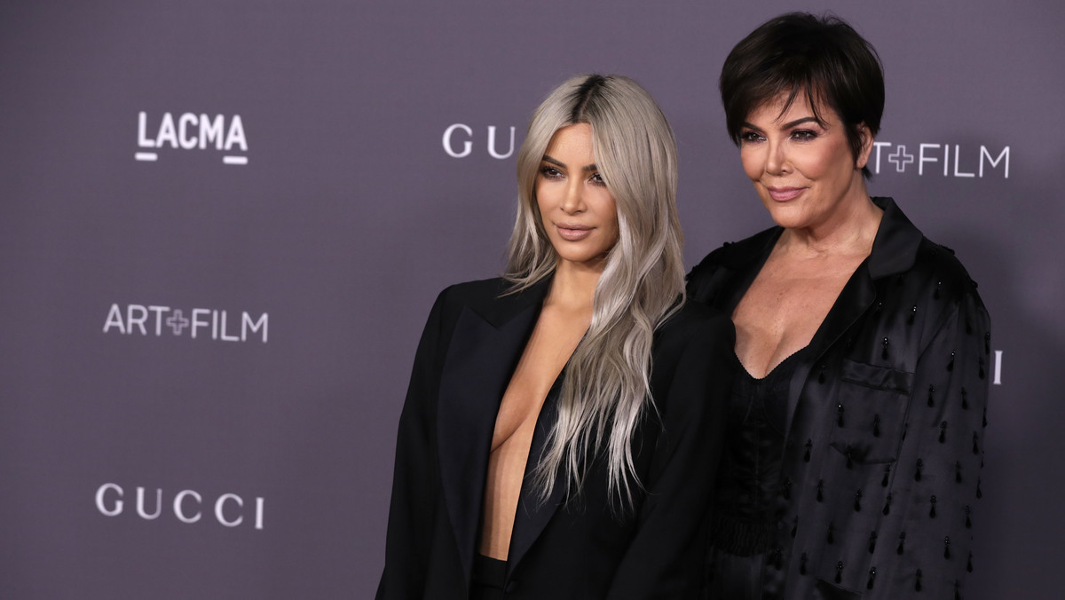 Kris Jenner postanowiła upodobnić się do córki, Kim Kardashian. Celebrytka przefarbowała swoje czarne włosy na platynowy blond. Jak wygląda?