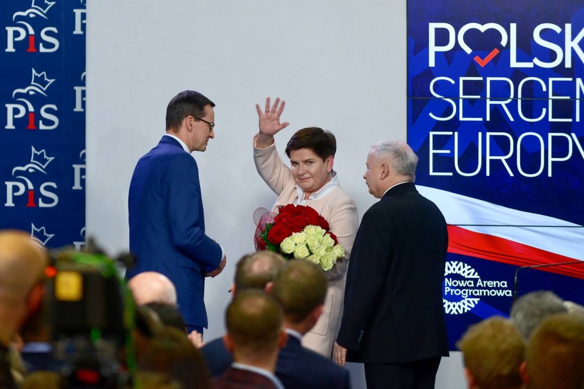 Prezes PiS Jarosław Kaczyński (P), premier Mateusz Morawiecki (L), wicepremier Beata Szydło (C) 